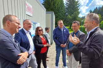 Umbaupläne für Freibad im Erzgebirge: Minister soll bei Suche nach Fördertöpfen helfen - Auch Ortsvorsteher Thomas Welter (r.) schilderte dem Staatsminister Wolfram Günther (l.), welche Pläne es zum Umbau des Freibades und damit zum Erhalt der Anlage gibt.
