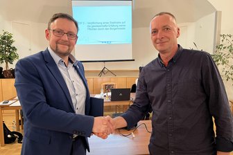 Umbesetzung im Stadtrat von Großschirma: Bürgermeister verpflichtet neues Mitglied - Großschirmas Bürgermeister Rolf Weigand (l.) verpflichtet Stadtrat Sören Rölke.