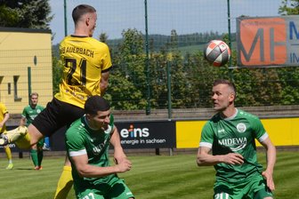 Umbruchstimmung beim VfB Auerbach: Neue Entscheidungen betreffen nicht nur die Fußballer - Traf doppelt gegen Sandersdorf: Ben Colin Weigel (links) köpft hier zum 2:0-Endstand für den VfB Auerbach ein.