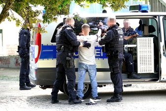 Umfangreiche Polizeikontrolle in Chemnitz: Elf Verstöße festgestellt - Rund 70 Einsatzkräfte waren in der Chemnitzer Innenstadt unterwegs