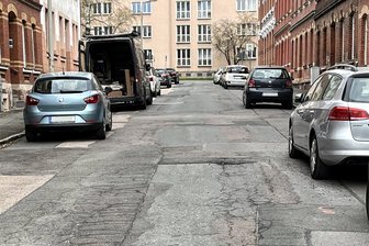 Umfangreiche Sanierung der Döhnerstraße in Zwickau beginnt - Risse in der Fahrbahn, kaputte Gehwege - damit soll auf der Marienthaler Döhnerstraße bald Schluss sein.