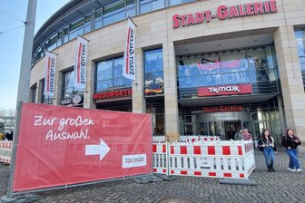Umfassende Absperrungen an der Plauener Stadt-Galerie: Was steckt dahinter? - Im Außenbereich der Stadt-Galerie sind mehrere Bereiche derzeit abgesperrt.