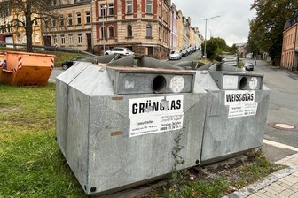 Umfeld immer wieder vermüllt: Stadt im Vogtland zieht Container ab - Die Glascontainer am Rudolf-Breitscheid-Platz in Oelsnitz kommen in Kürze weg.