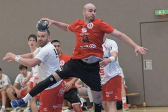 Umformiertes ZHC-Team kann bei Jubiläumsturnier punkten - Der ZHC Grubenlampe - am Ball Dmytrij Dych - verlor beim Jubiläumsturnier zwar gegen Cottbus, aber bezwang Köthen und wurde damit Zweiter.