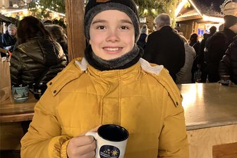 Umfrage: Das sagen die Besucher über den Zwickauer Weihnachtsmarkt - Hugo Wutzler (12) besucht den Zwickauer Weihnachtsmarkt gemeinsam mit seinen Eltern und seiner Schwester.