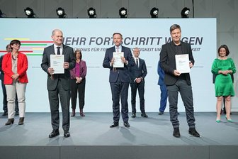 Umfrage: Deutsche mit aktueller Politik oft unzufrieden - (vorne v.l.) Saskia Esken (SPD), Olaf Scholz (SPD), Christian Lindner (FDP), Robert Habeck (Bündnis 90/Die Grünen), Annalena Baerbock (Bündnis 90/Die Grünen), bei der Unterzeichnung des Koalitionsvertrages am 7. Dezember 2021 von SPD, Grünen und FDP zur Bildung einer Bundesregierung