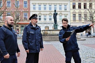 Umfrage in Crimmitschau: Dunkelheit macht Frauen und Senioren Angst - Wollen gemeinsam für mehr Sicherheit in Crimmitschau sorgen: Bürgerpolizist Carsten Mahn (Mitte) und die Mitarbeiter des Ordnungsamtes, David Heuschneider und Gabriel Siegel (rechts).