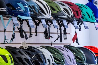 Umfrage: Jeder Dritte trägt Helm auf dem Rad - Nicht alle tragen einen Fahrradhelm, viele wünschen sich aber eine Helmpflicht. (Symbolbild)