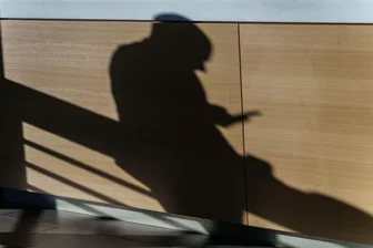 Umfrage: Mehrheit checkt stündlich das Handy - Ständig wandern der Blick und die Hand zum Smartphone: Gerade jüngeren Menschen geht es einer Umfrage der IU Internationalen Hochschule in Erfurt zufolge häufig so. (Symbolbild)