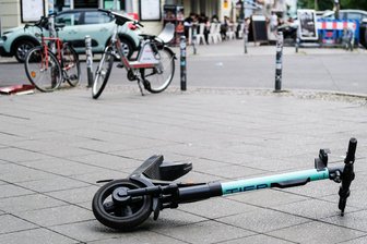 Umfrage: Mehrheit will strengere Regeln für E-Scooter -  Eine Mehrheit will strengere Regeln für E-Scooter. (Symbolbild)