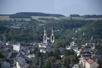 Umfrage: Was die Stadt Oelsnitz von ihren Bürgern wissen will - Ein Blick auf Oelsnitz mit den Doppeltürmen der Stadtkirche St. Jakobi. Das Foto entstand vom Bergfried von Schloss Voigtsberg aus.