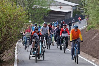 Umfrage: Wie gefährlich ist das Radeln in Hohenstein-Ernstthal? - Zur Einweihung des neuen Radwegs zwischen Mittelbach und Wüstenbrand traten im Mai 2023 Dutzende in die Pedale.
