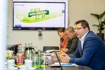 Umfrage zu Energie der Zukunft: Landrat Hennig „vergisst“ Windkraft - Landrat Thomas Hennig (CDU, rechts) stellte sein Zehn-Punkte-Programm vor.