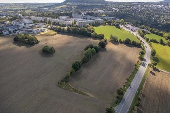 Umfrage zu neuem Solarpark an der B 95 im Erzgebirge gestartet: Was Einwohnern Sorgen bereitet - An der B 95 zwischen Wiesa und Annaberg-Buchholz soll linksseitig in Richtung Kreisstadt ein Solarpark entstehen.