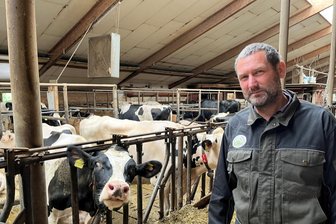 „Umgang mit dem Wolf ein großes Thema“: Rüdiger Kempe nun an der Spitze der Landwirte im Erzgebirge - Rüdiger Kempe hat 150 Milchkühe in seinem Betrieb in Dittersdorf stehen.