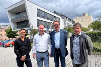 Umgebautes Hallenbad öffnet am 1. August: Bereits am Samstag können Reichenbacher einen exklusiven Blick in das fast fertige Bad werfen - Urs Hufenbach, Lars Lange, OB Henry Ruß und Ekkehart Krien (von links) fiebern dem Fest entgegen, das am Samstag am Roßplatz steigt.