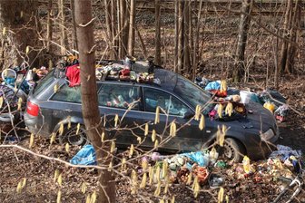 Umgeben von Müll: Im Raum Freiberg lebt ein Mann in einem alten Auto - Seit Monaten lebt in diesem schrottreifen Auto mitsamt dem dazugehörigen Müll ein Mensch.