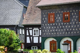 Umgebindehäuser in Sachsen: Viele Bauten weiter bedroht - Umgebindehäuser prägen vor allem in Ostsachsen manches Ortsbild in einzigartiger Weise. (Archivbild)