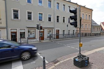 Umgefallene Ampel in Waldenburg: Ersatz soll für 15.000 Euro kommen - Eine provisorische Ampel soll Fußgängern wieder ein sicheres Überqueren der stark befahrenen Bundesstraße 175 in Waldenburg ermöglichen.