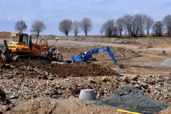 Umgehung und Eicher Spange: Neubauten wachsen zusammen - Viel Erde wird beim Bau der neuen Göltzschtalumgehung bewegt. Im Bild sind die Arbeiten auf dem Gelände oberhalb des Gewerbeparks Göltzschtal zu sehen.