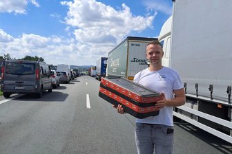Umgekippter Bundeswehrlaster blockierte A72: Wenn das Mittagessen für Senioren und Kinder im Stau stecken bleibt - Awo-Mitarbeiter Tobias Leistner verkaufte im Stau die Mittagsgerichte, die er nicht ausliefern konnte.