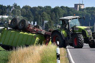 Umgekippter Hänger stoppt den Verkehr - Der Anhänger eines Traktors ist am Dienstag gegen 9 Uhr auf einem Feld an der Staatsstraße zwischen Ottendorf und Mittweida umgekippt.