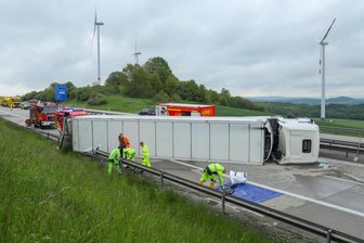 Umgekippter Lkw auf A 72 - Vollsperrung nach zehn Stunden aufgehoben - Der Sattelzug kam quer zur Fahrbahn zum Liegen.