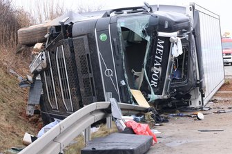 Umgekippter Lkw auf der A 72: Stau auf Autobahn sorgt für weiteren Unfall - Ein umgekippter Lkw sorgte am Sonntag für einen großen Stau auf der A 72.