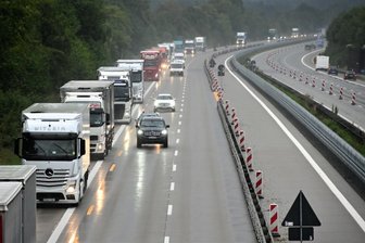 Umgekippter LKW auf der A4 bei Hainichen: Stau im Berufsverkehr - Die A4 bei Frankenberg: Gegen 9.30 Uhr rollte der Verkehr Richtung Chemnitz vorerst wieder.
