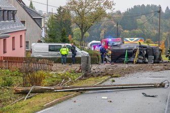 Umgekippter Transporter im Erzgebirge: Warum der Rettungshubschrauber nicht landete - Ein 18-Jähriger ist bei diesem Unfall in Geyer schwer verletzt worden.
