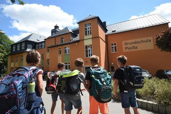 Umgestaltung des Sportplatzes in Pleißa: Was sind die Pläne der Stadt? - Für 600.000 Euro soll der Sportplatz neben der Grundschule im Limbach-Oberfrohnaer Ortsteil Pleißa neugestaltet werden.