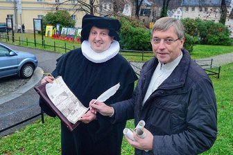 Umgestaltung Gellertplatz in Hainichen: Droht künftig Parkplatzmangel? - Thomas Kühn (l.) und Donald Bösenberg haben für den Altstadtförderverein schon 2014 mit Stifterbriefen geworben, die Umrisse der alten Kirche wieder hinter dem Rathaus sichtbar zu machen.