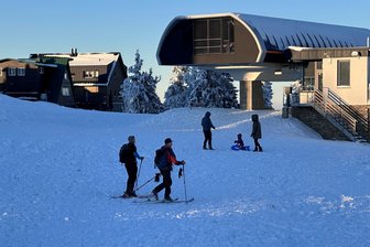 Umgestürzte Bäume: Skibetrieb am Keilberg steht vorübergehend still - Auf dem Klínovec, dem Nachbarberg des Fichtelbergs, scheinen aktuell die Lifte stillzustehen.