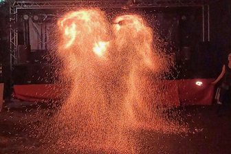 Umhüllt vom Funkenregen: Vogtländer spielt mit dem Feuer - "Ich wollte schon immer in Flammen stehen." Tobias Schürer ist beim Showteil Funkenregen ganz in seinem Element.