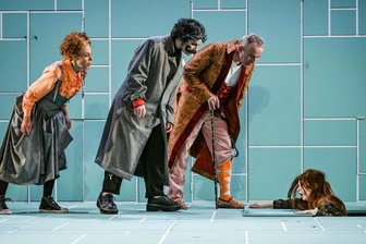 Umjubelte Premiere in Freiberg: „Der eingebildete Kranke“ als sehr gegenwärtiges Stück - Natalie Renaud-Claus als Toinette, Milon Goetz (Cléante), Andreas Pannach als leidender Argan und Nele Schweers als seine Tochter Angélique (von links) in der rasanten Komödie „Der eingebildete Kranke“ in Freiberg.
