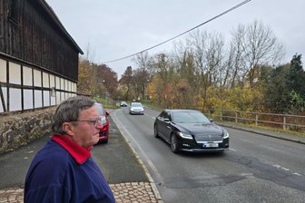 Umleitung bringt Steinpleis an Belastungsgrenze: „Es dröhnt wie an der Autobahn“ - Der ehemalige Ortsvorsteher Bernd Dietel erlebt die Blechlawine hautnah und rund um die Uhr. Der Senior wohnt direkt an der Hauptstraße in Steinpleis und ist genervt.