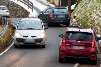Umleitung sorgt für Frust in Sorgau - Diese schmale Straße in Sorgau ist nicht für ein hohes Verkehrsaufkommen ausgelegt. Selbst für kleinere Fahrzeuge wird es eng.