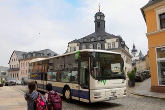 Umleitung wegen Straßensperrung: Selbst Linienbusse rollen bis Mitte Oktober über den Schwarzenberger Markt - Ersatzhaltestelle Markt: Bis Mitte Oktober gehören nun auch wieder Linienbusse zum Erscheinungsbild der Schwarzenberger Altstadt. 