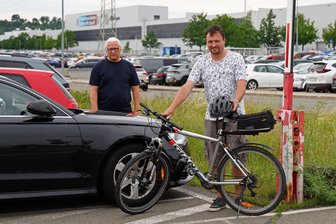 Umleitung: Wie kommt man am besten von Glauchau ins VW-Werk? - Stefan Stolp (links) und Holger Frenzel am Parkplatz des VW-Werkes.