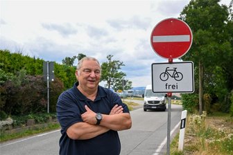 Umleitung zur B95 macht Berbisdorfer sauer - Anwohner Frank Langenau kann nicht nachvollziehen, dass die Berbisdorfer Straße wegen einer Baumaßnahme in Einsiedel zur Einbahnstraße gemacht wurde.