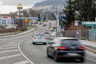 Umleitungen in Annaberg sorgen für Frust - und jetzt kommt's noch dicker - Der Krankenhausberg Ortseingang Annaberg wird ab Montag zur Baustelle. Betroffen sein wird auch der innerstädtische Abschnitt mit McDonalds und Tankstelle. 