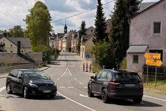 Umleitungs-Ärger im Erzgebirge: Warum die Route nicht über Tschechien führt - Ein Sackgassenschild weist Autofahrer auf die Sperrung der B 95 in Bärenstein hin. Statt den Verkehr an der Kreuzung nach links über Tschechien umzuleiten, erfolgt schon deutlich zuvor die offizielle Umleitung über Sehmatal.
