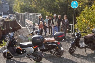 Umleitungs-Ärger im Vogtland: Eltern kaufen Mopeds, um Kinder zur Schule zu bringen - Die Roller-Gang: Eine Gruppe junger Eltern aus Barthmühle hat sich einen Weg aus der Misere gesucht. Doch mit Blick auf den drohenden Wetterumschwung kann das keine Dauerlösung sein.