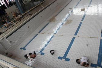 Umleitungschaos auf den Straßen: So kommen Chemnitzer am besten zu den "Begehungen" - Kunstaktion im Schwimmbad: Mit Zahnbürste und Lappen reinigen auf diesem Bild Rachel Pursglove und Karolina Rupp die Bodenfliesen des leerstehenden Beckens. 