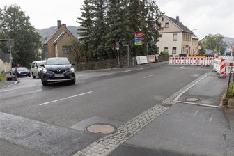 Umleitungsstress in Ehrenfriedersdorf: Ignorante Durchreisende und genervte Anwohner - Schafft zumindest etwas Erleichterung im Baustellenstress in Ehrenfriedersdorf: Die Baustelle auf der B 95 hat sich weiter ins Stadtzentrum verlagert. Dadurch können Pkw wieder die innerörtliche Umfahrung nutzen.