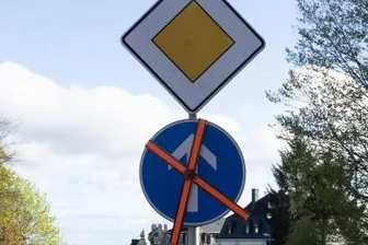 Umleitungsstress in Garagenhof und beschaulichem Wohngebiet - Allerdings sind Verkehrseinschränkungen wie Zwingpfeil und Durchfahrtsverbot in Richtung Straße der Jugend derzeit aufgehoben.