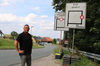 Umleitungsverkehr wegen gesperrter B 169 in Stützengrün: Katzen überfahren, Anwohner in Sorge - Rico Reitzenstein muss in Stützengrün derzeit mit Umleitungen leben, die vor seinem Haus für deutlich mehr Verkehr sorgen.