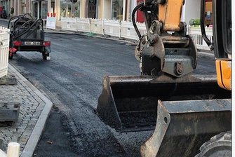 Umleitungswirrwarr in Zschopau bald beendet: Lange Straße wird zurzeit asphaltiert - Wegen der Straßenbauarbeiten in den Herbstferien hat sich die Umleitungsstrecke nochmals verlängert und führte zum Teil über die B 174.