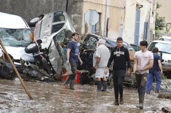 "Ums Überleben geschwommen": Tote und Chaos bei Unwetter auf Mallorca - In Sant Llorenc des Cardassar stapeln sich Autowracks in einer Straße.