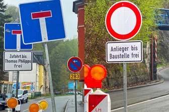 Umsatzeinbußen, Schilder-Wirrwarr und Raser: Sperrung der B 283 in Aue macht Händlern zu schaffen - Ein Schilderwald, der verwirren kann: Bei der Einfahrt auf die Bockauer Talstraße (B 283, Foto l.) in Aue stand zunächst ein Sackgassen-Zeichen, dann eine Sperrscheibe (r).
